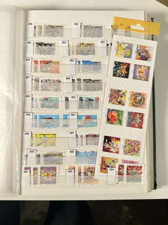 France-Dans 1 carton, 10 albums de timbres 