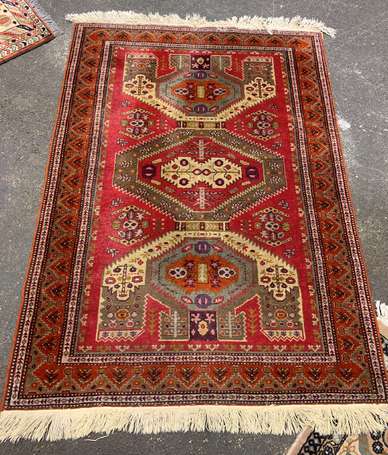 Tapis Derbent (chaîne, trame et velours en laine),