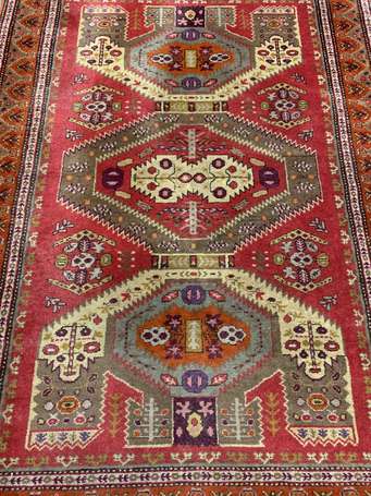 Tapis Derbent (chaîne, trame et velours en laine),