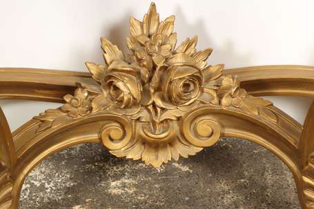 Console d'applique en bois doré à décor rocaille. 