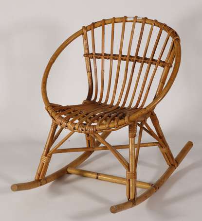 Rocking-chair d'enfant en rotin. Circa 1960. H. 54