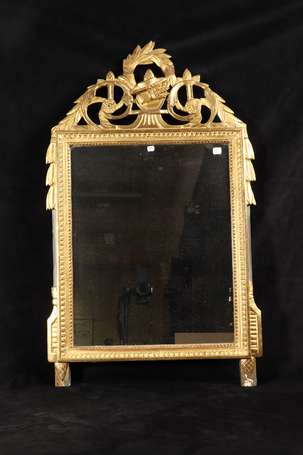 Miroir en bois doré, le fronton sculpté et ajouré 