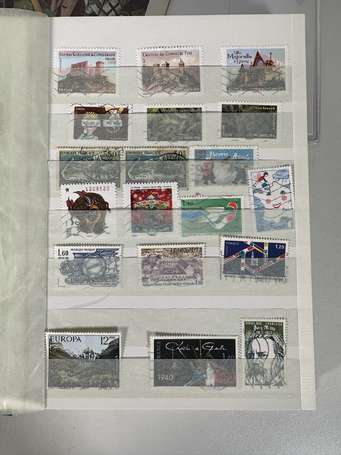 France- Dans 1 carton, 3 albums des timbres N++ de