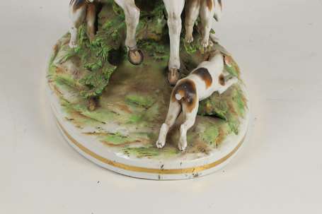 Groupe en porcelaine figurant une scène de chasse 