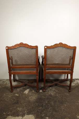 Paire de fauteuils en noyer mouluré et sculpté, le