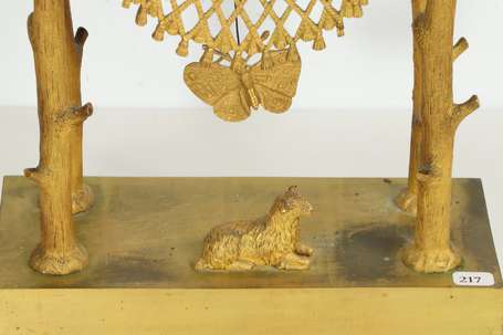 Pendule portique en bronze doré, le cadran émaillé