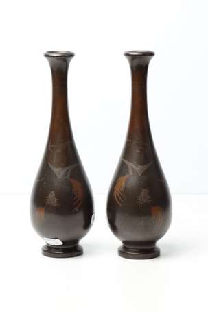 JAPON - Paire de vases pirformes en bronze à décor