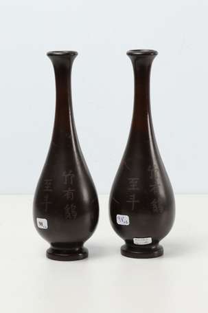 JAPON - Paire de vases pirformes en bronze à décor