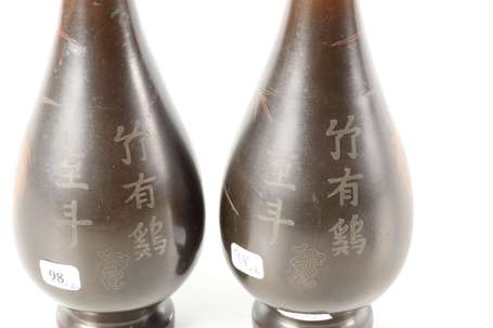 JAPON - Paire de vases pirformes en bronze à décor