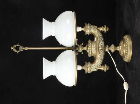 Lampe à pétrole en bronze à deux globes d'opaline 