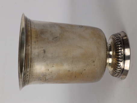Timbale tulipe sur piédouche en argent gravée JB 