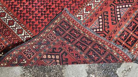 Tapis turkmène, le champ rouge à décor géométrique