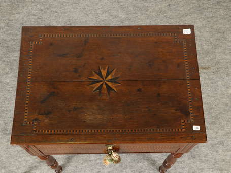 Petite chiffonnière en bois teinté et marquetée 