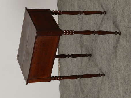 Petite chiffonnière en bois teinté et marquetée 