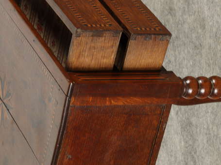 Petite chiffonnière en bois teinté et marquetée 