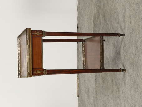 Table d'appoint en acajou, elle ouvre à un tiroir 