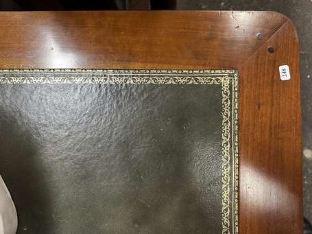 Bureau plat en bois verni, le plateau foncé de 