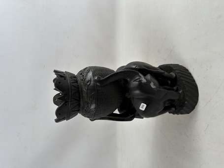 Cache pot en bois sculpté à décor d'éléphants 