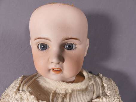 Bébé tête porcelaine type Jumeau  marquée en creux