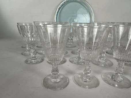 Lot de verres à pied moulés en verre et cristal. 