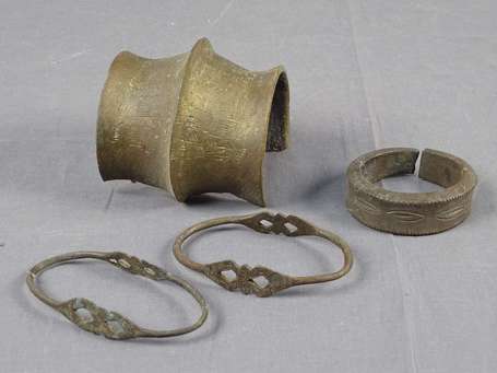 Une grosse chevillère et trois bracelets en bronze