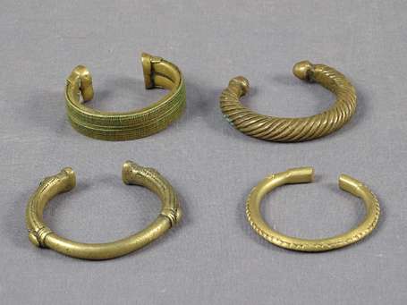 Quatre anciens bracelets d'Afrique de l'Ouest en 