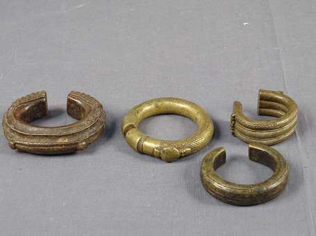 Quatre anciens bracelets en bronze, dont un décoré