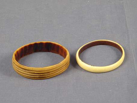 Deux anciens jolis bracelets en ivoire à très 