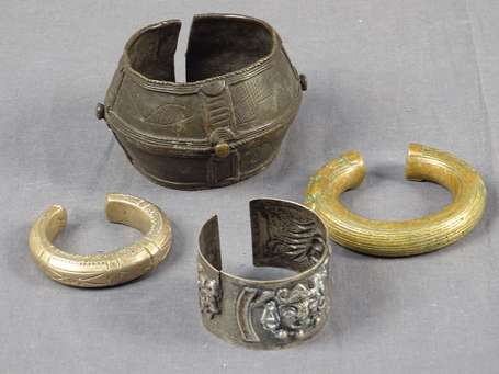 Trois anciens bracelets en bronze, et un bracelet 
