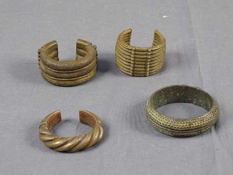 Quatre anciens bracelets en bronze décorés de 