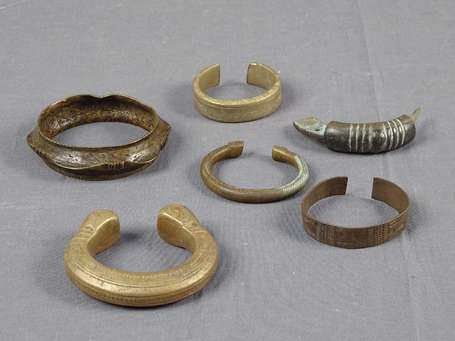 Quatre anciens bracelets et un élément en bronze 