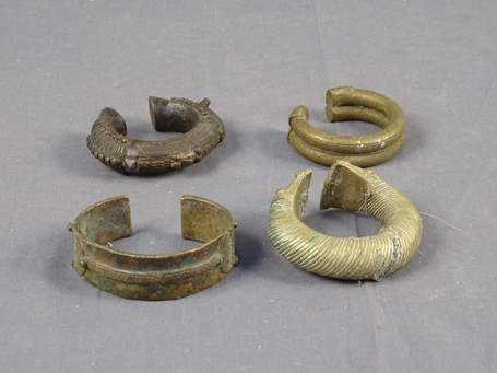Quatre anciens bracelets en bronze décorés de 