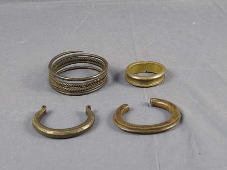 Quatre anciens bracelets en bronze à décor de 