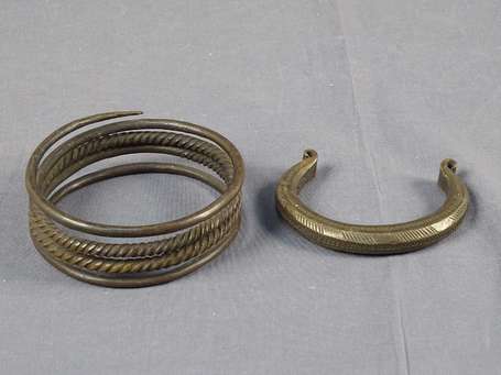 Quatre anciens bracelets en bronze à décor de 
