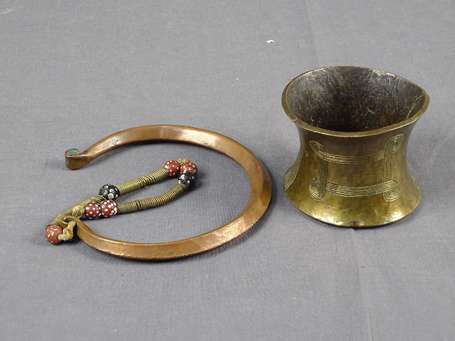 Ancien torque et un bracelet en bronze à décor 