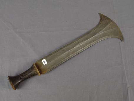 Ancien couteau de guerrier. Métal et bois pour la 