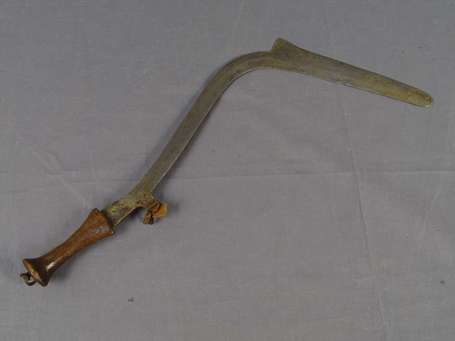 Ancien petit sabre de guerrier en fer et bois. 