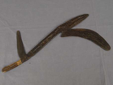 Ancien couteau de jet en fer et rotin, cuivre. 