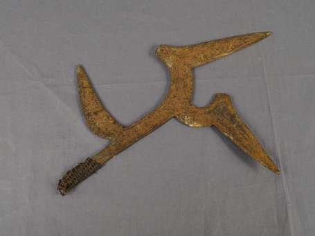 Ancien couteau de jet en fer et corde. Lame dans 