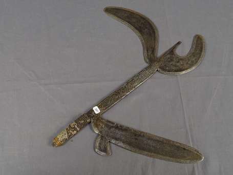 Ancien couteau de jet en bois, métal, et peau de 