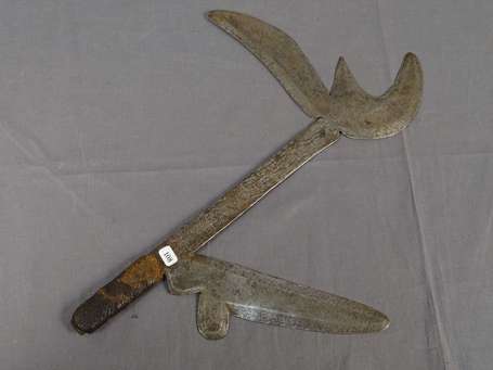 Ancien couteau de jet en métal et cuir, la poignée