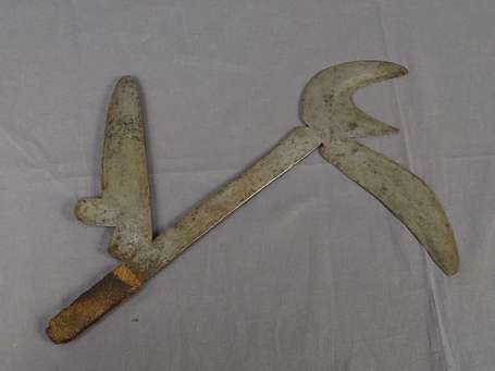 Ancien couteau de jet en métal et cuir, la poignée
