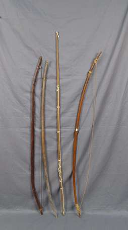 Quatre anciens arcs en bois dont deux avec leur 