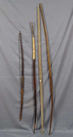 Quatre anciens arcs en bois dont un avec sa corde.