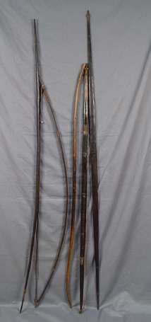 Cinq grands et anciens arcs en bois de palmier 