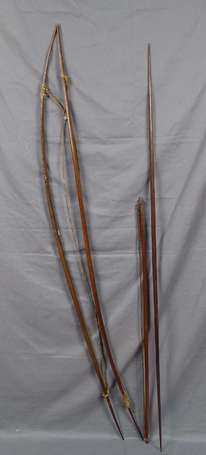 Quatre anciens arcs en bois dont trois avec leur 