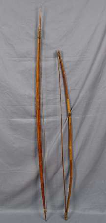 Deux anciens arcs en bois à la patine 
