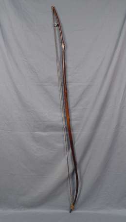 Grand et  ancien arc en bois rouge et noueux, sans