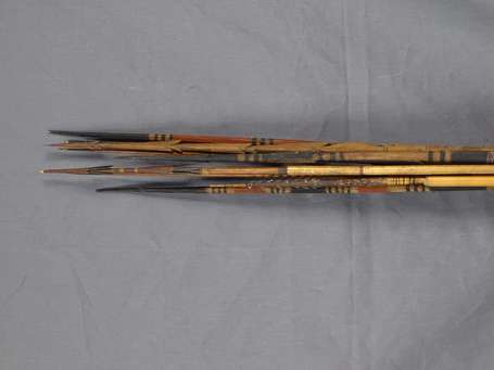 Douze anciennes flèches en bambou à embout de bois