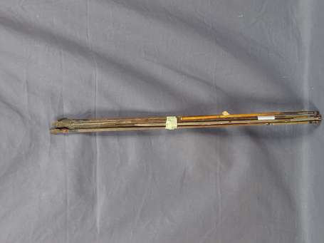 Dix anciennes flèches en bambou à embouts en métal
